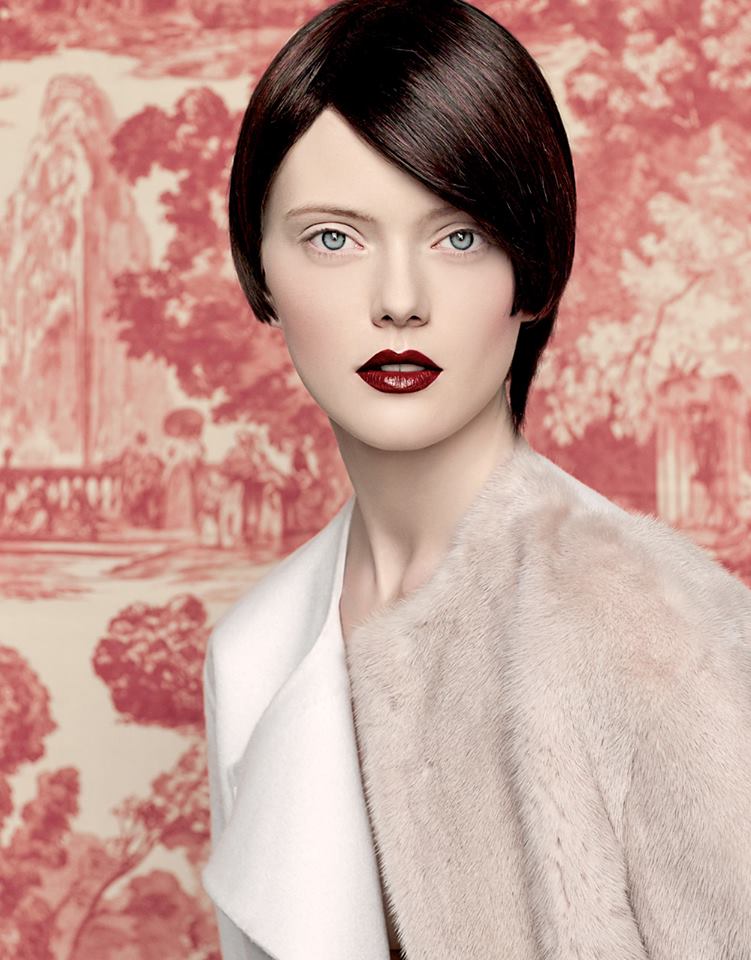 Luxury Guide - fotografie použitá na obálku časopisu pro podzim 2013, autor fotografie: Lucie Robinson. Pro vytvoření výrazného pozadí byla použita luxusní figurální textilie z nabídky www.interierovetextilie.cz 