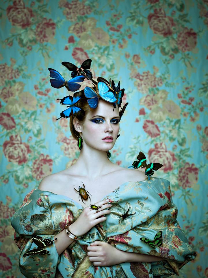 Luxury Guide - originální fotografie použitá pro obálku časopisu pro jarní vydání 2014, autor fotografie: Lucie Robinson. Modelka byla oděna do luxusní tkané textilie s motivy růží z nabídky www.interierovetextilie.cz 