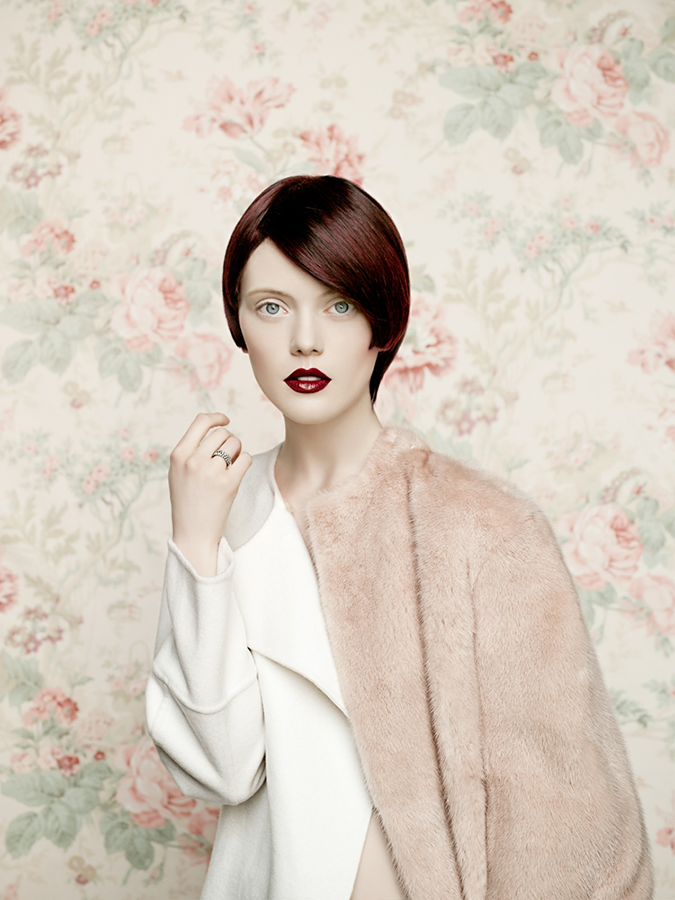 Luxury Guide - nepoužitá verze fotografie pro obálku časopisu pro podzim 2013, autor fotografie: Lucie Robinson. Pro vytvoření decentního pozadí byla použita luxusní květinová textilie z nabídky www.interierovetextilie.cz
