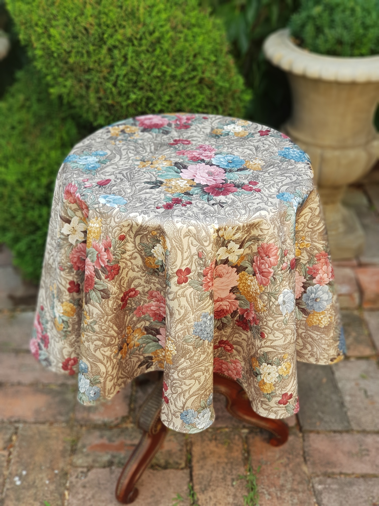 Pestré květy v barokních ornamentech