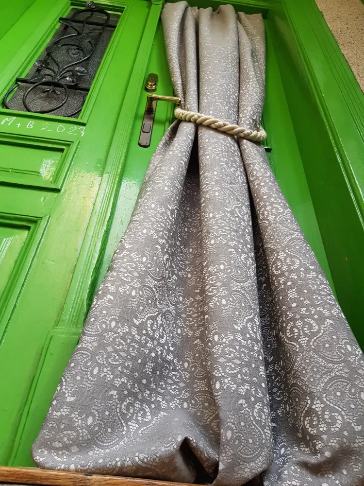 Krajka v romantické šedé