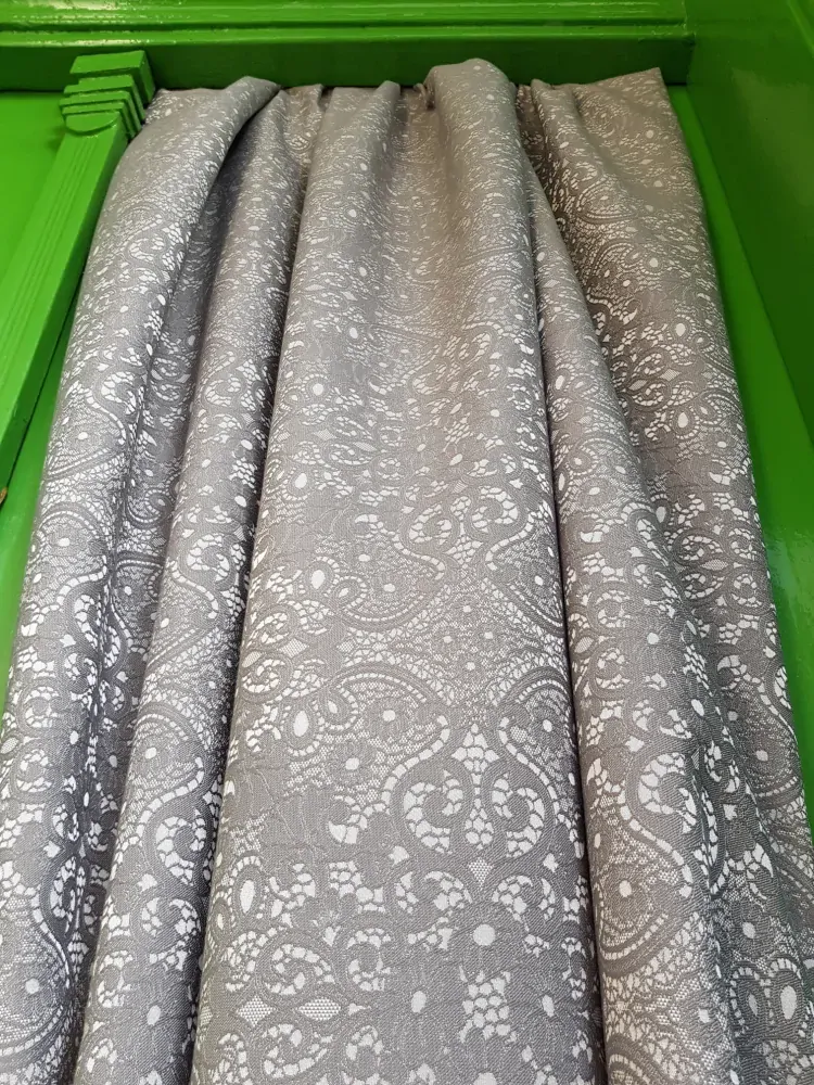 Krajka v romantické šedé