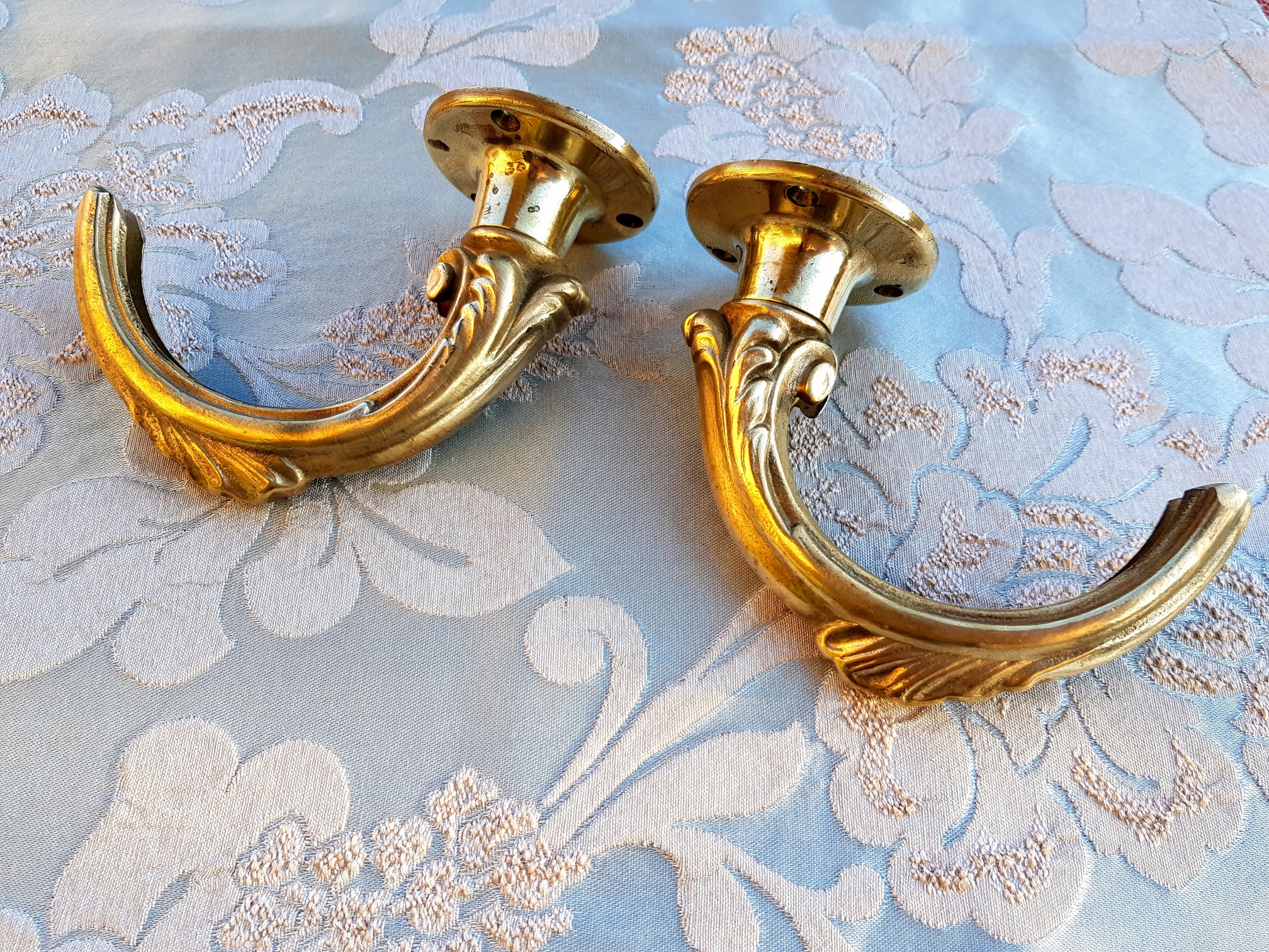 Elegantní stylové úchyty na závěsy