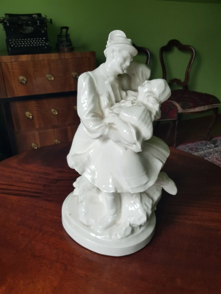 Vysoká soška, figurální scéna