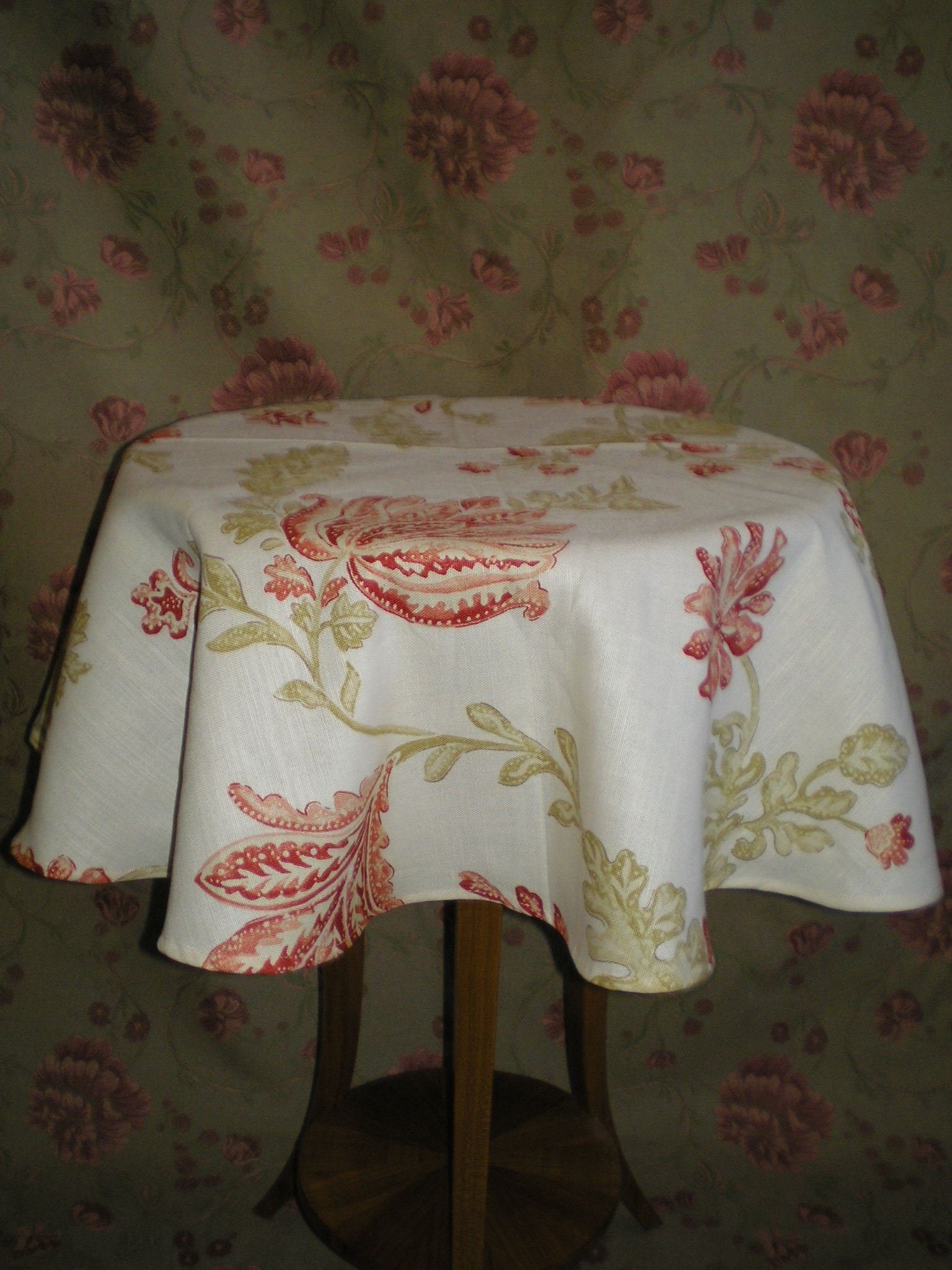 Kulatý ubrus "Roztodivné květy a listy"  UB30