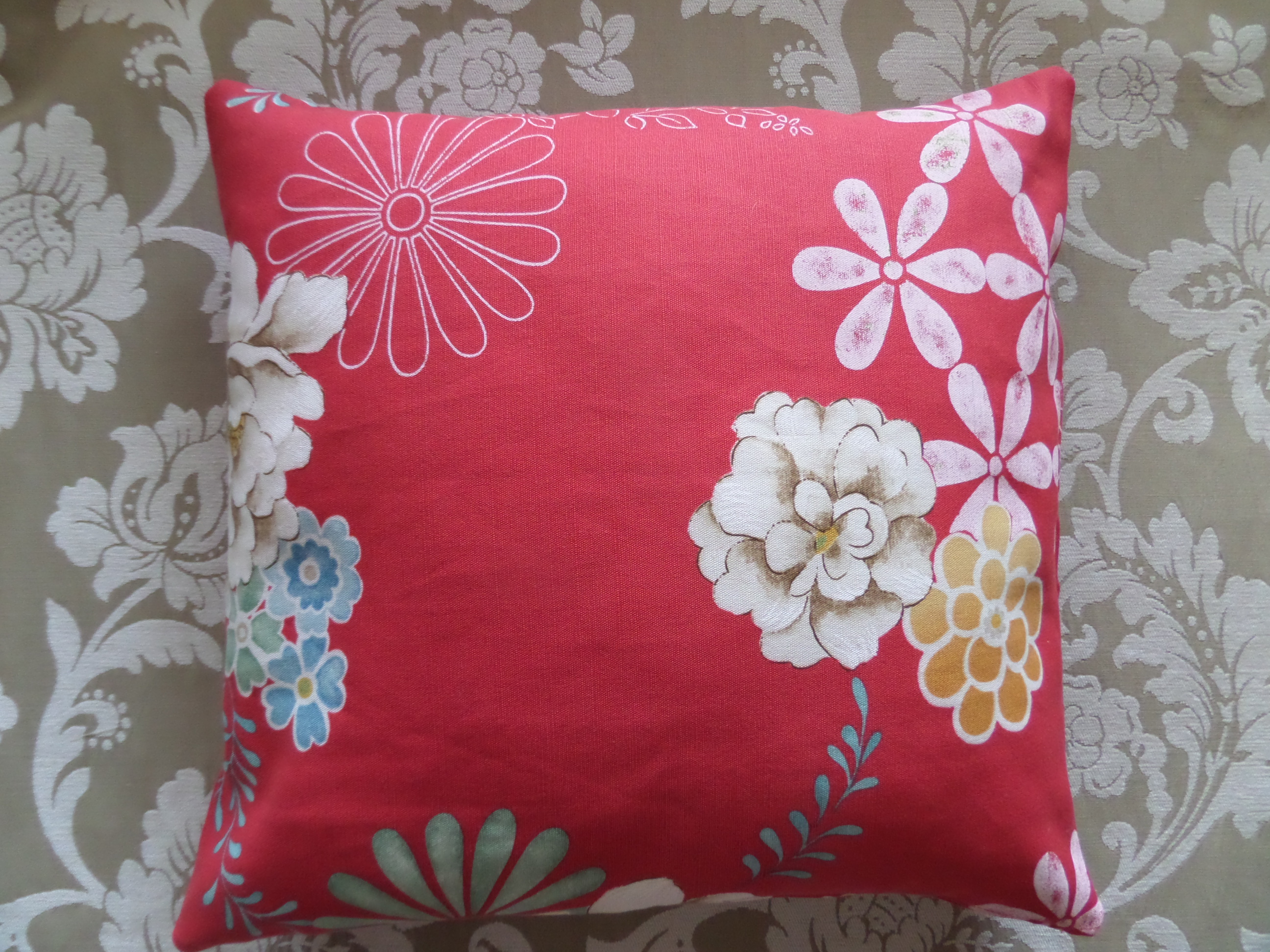 Červený polštářový povlak s květy