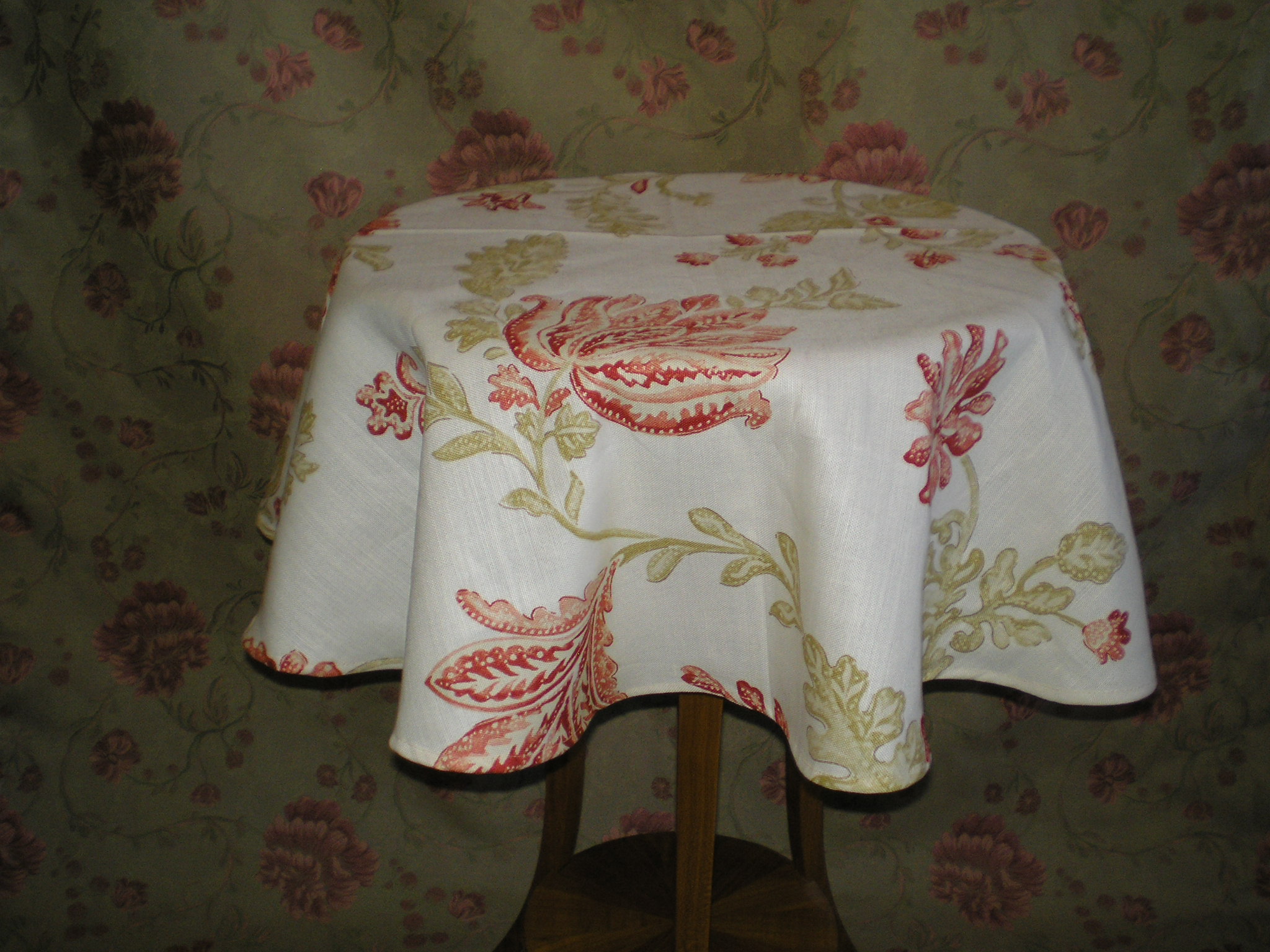 Kulatý ubrus "Roztodivné květy a listy"  UB30