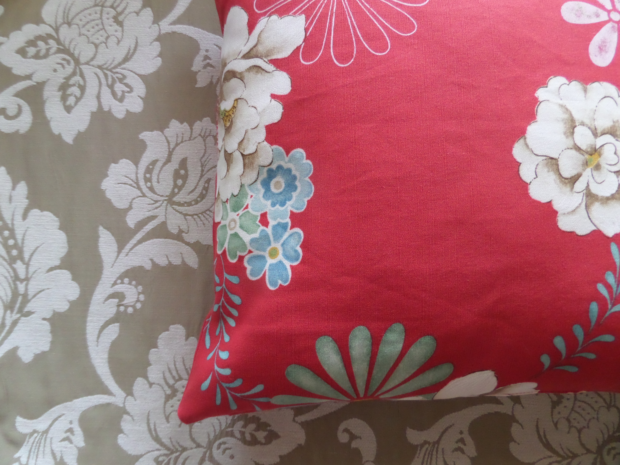 Červený polštářový povlak s květy