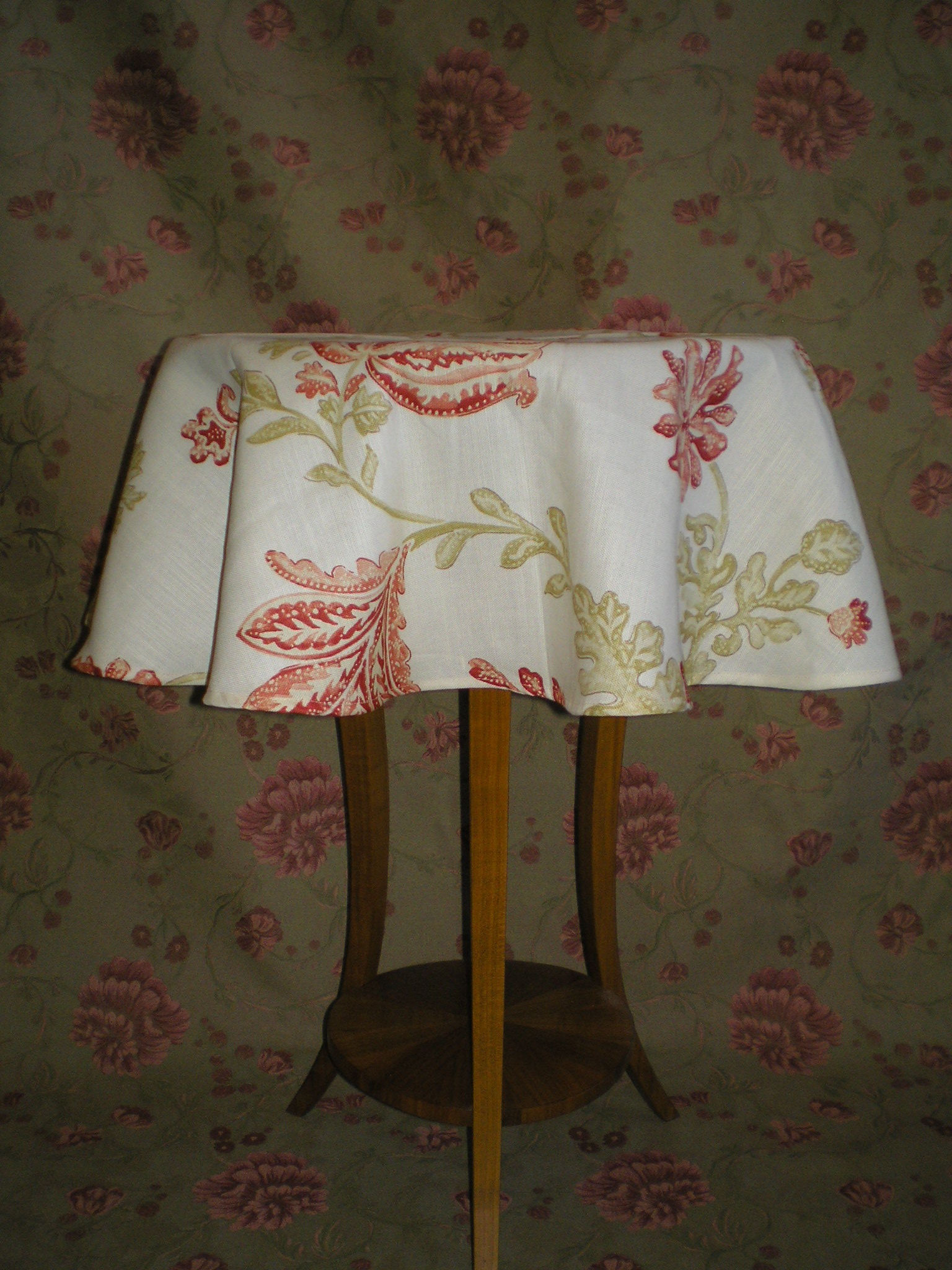 Kulatý ubrus "Roztodivné květy a listy"  UB30