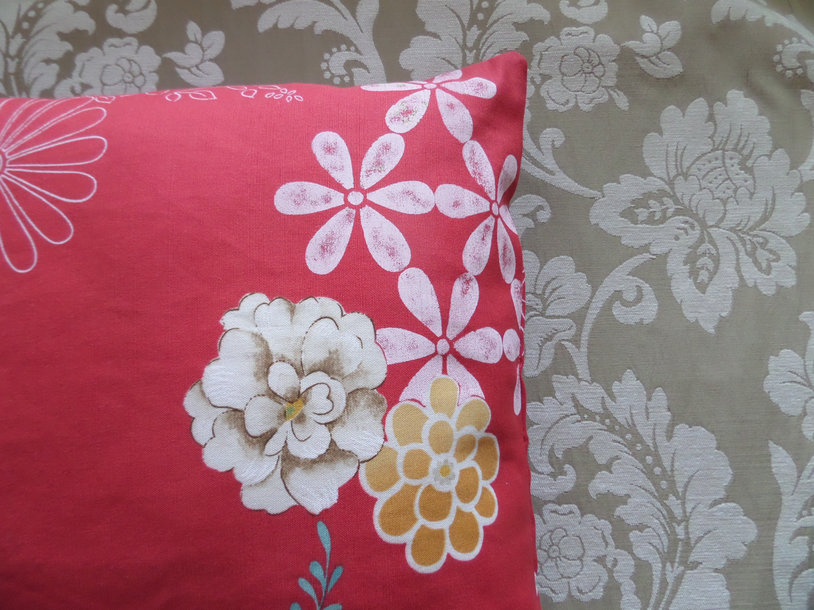 Červený polštářový povlak s květy