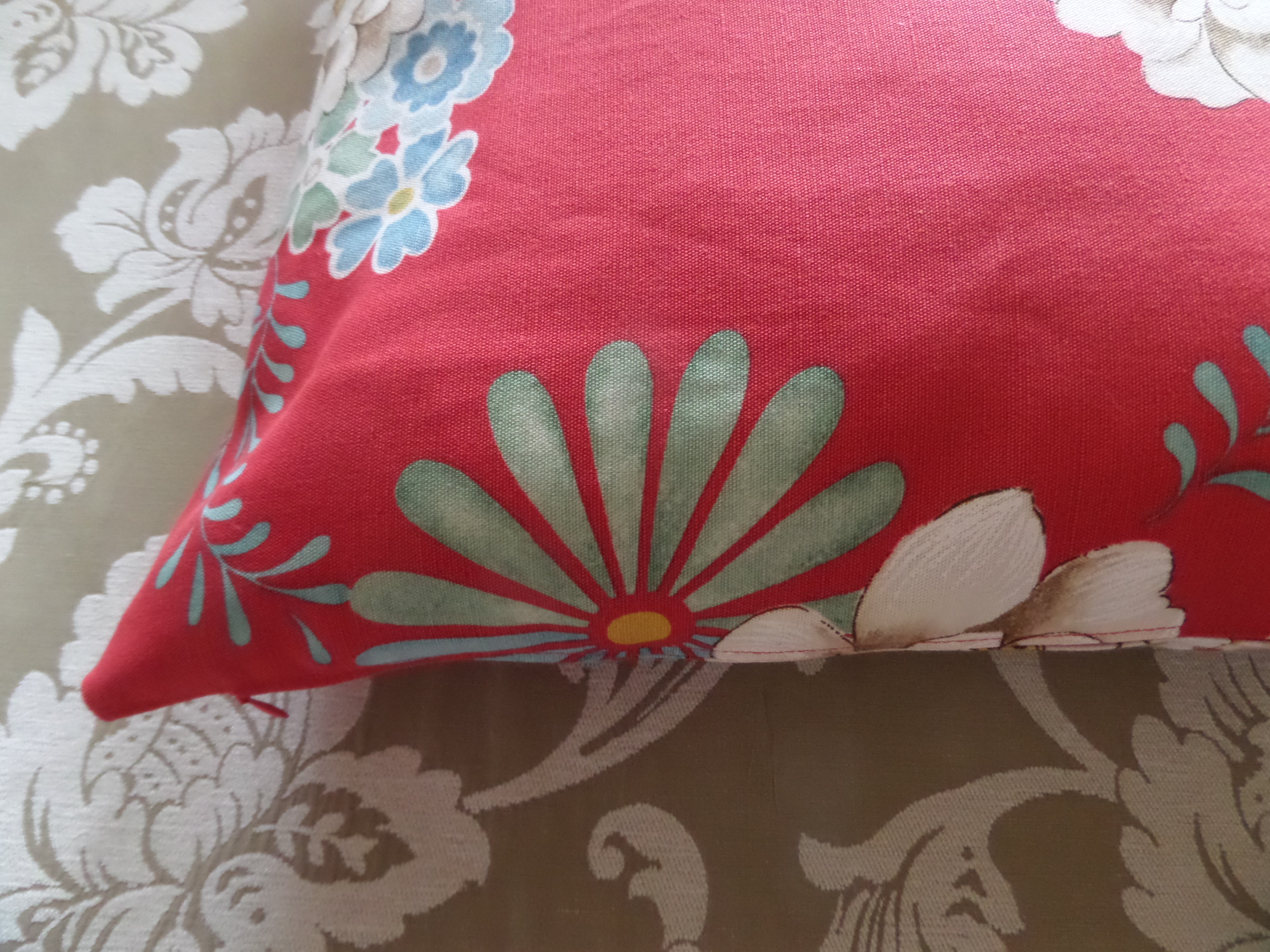 Červený polštářový povlak s květy