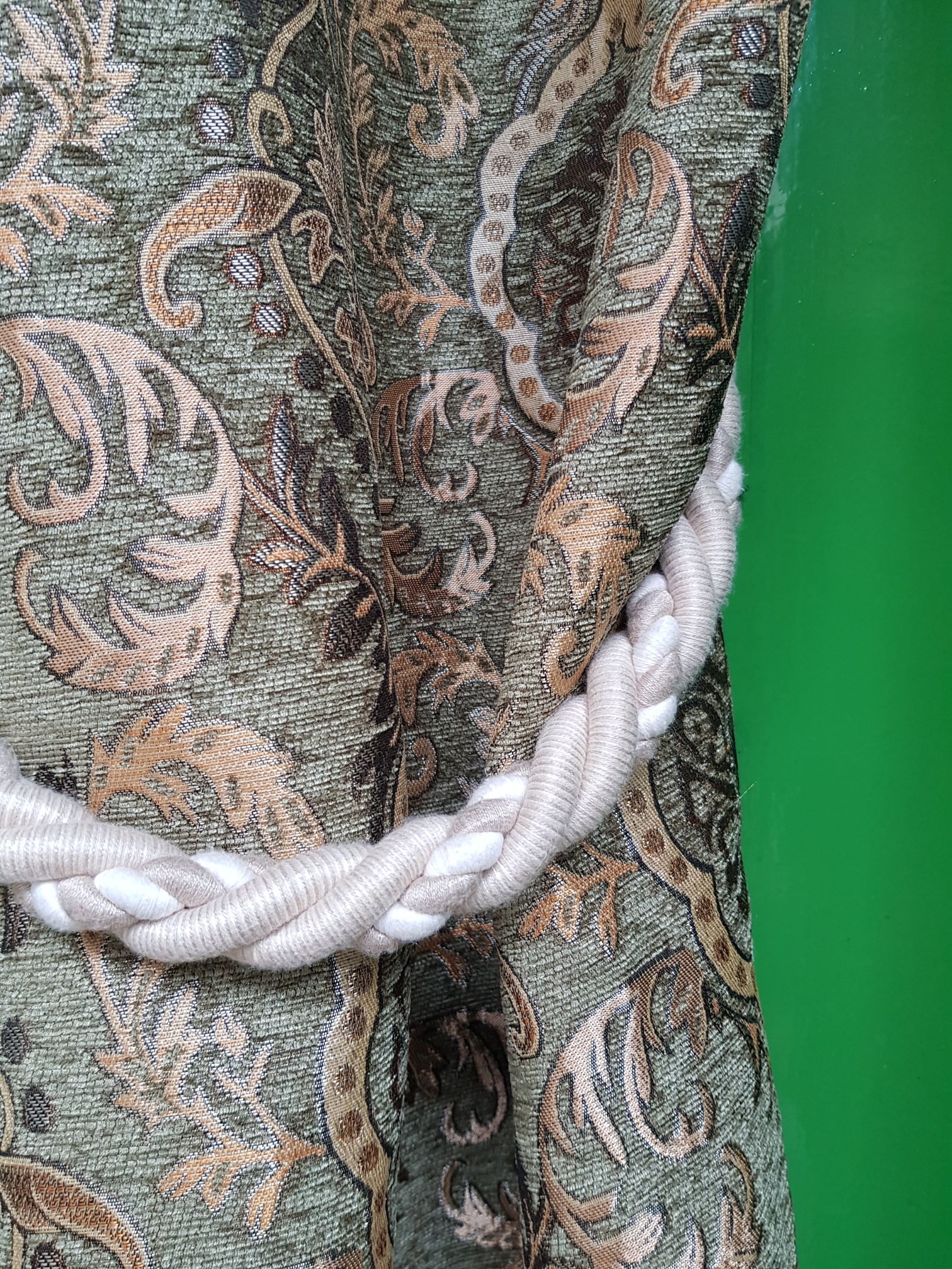 Starozlaté ornamenty v šedozelené