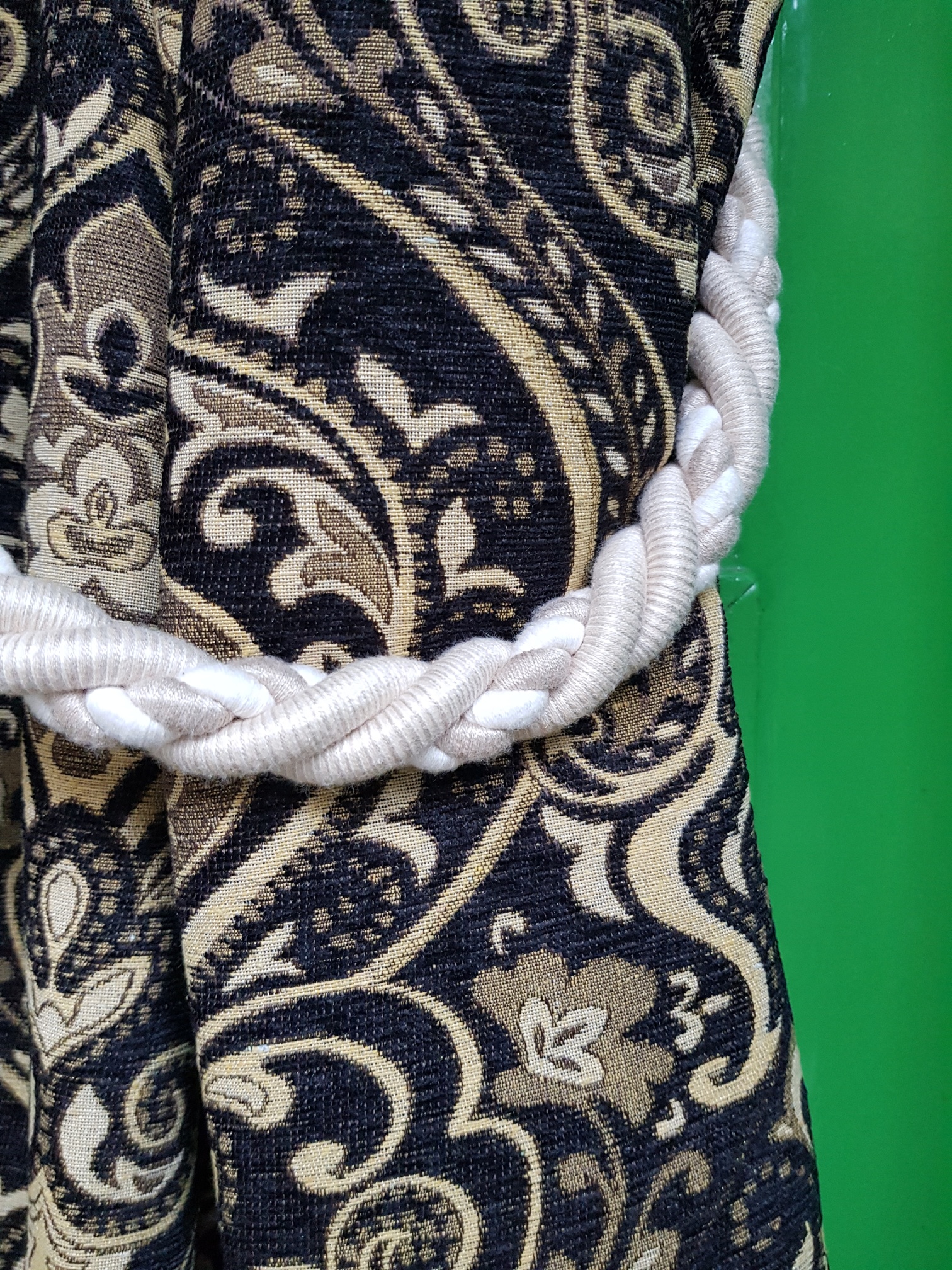 Ornamenty ve starožluté