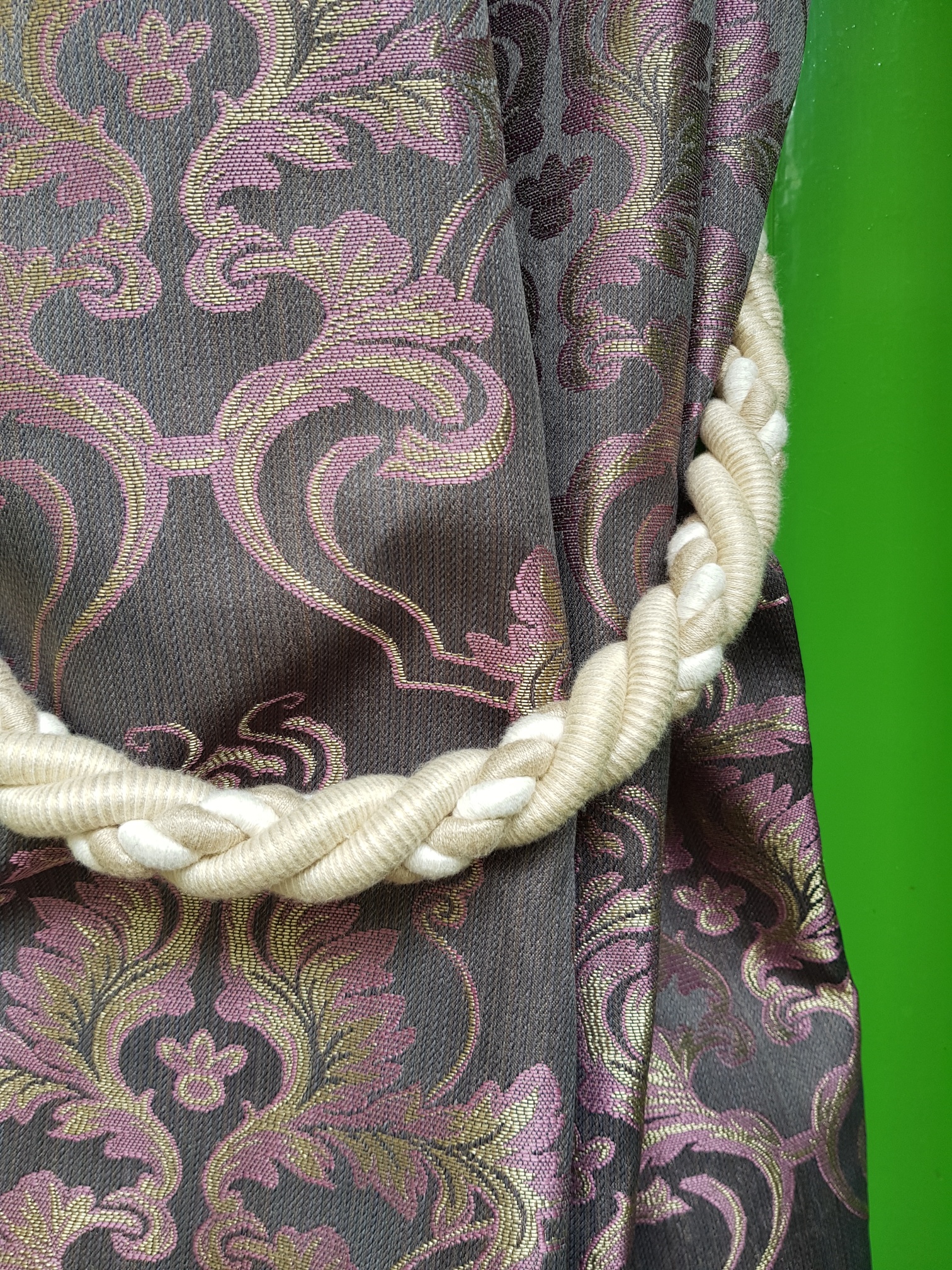 Fialovo zlatavé ornamenty na šedé