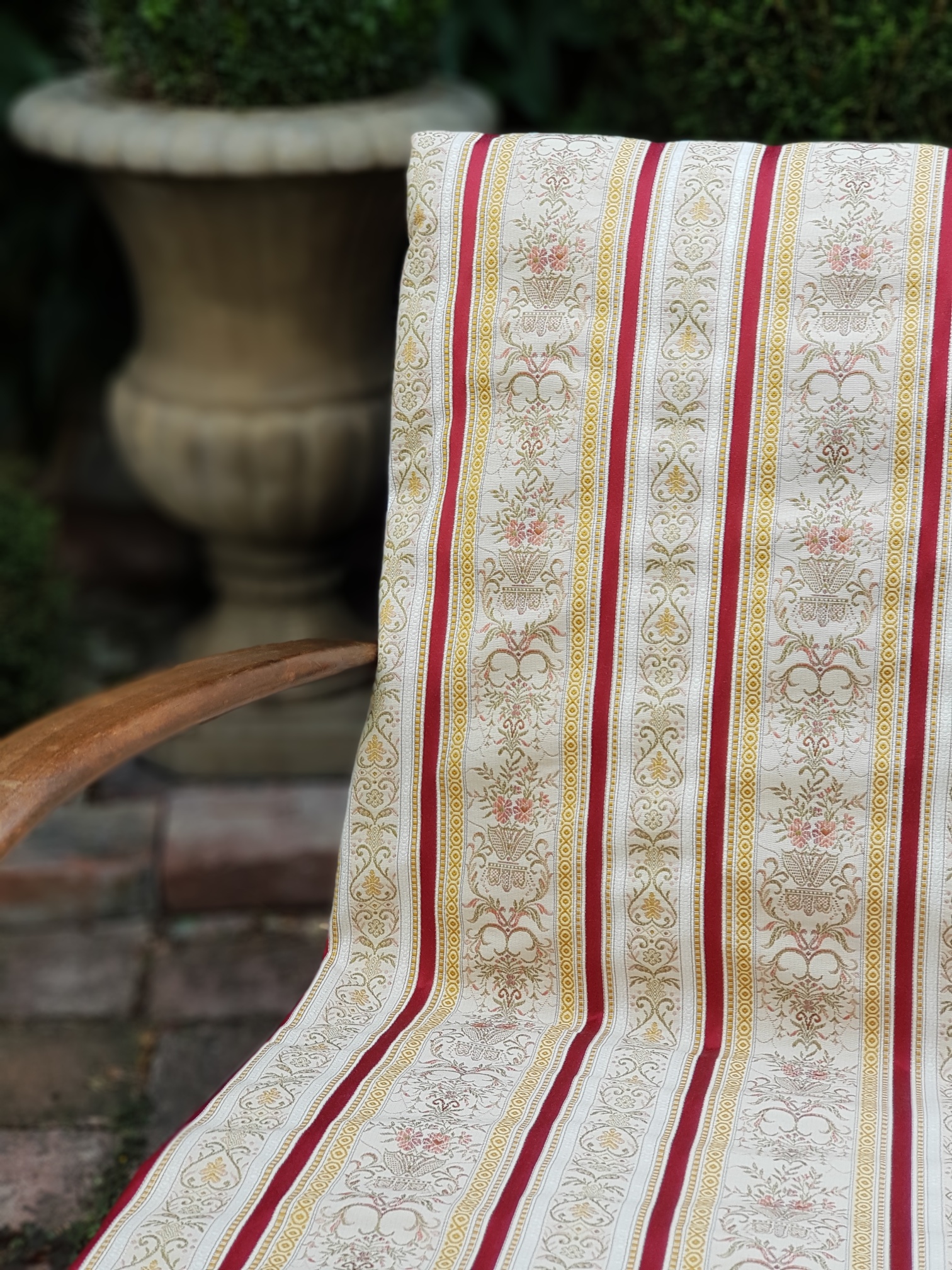 Tkané pruhy a ornamenty v burgundy