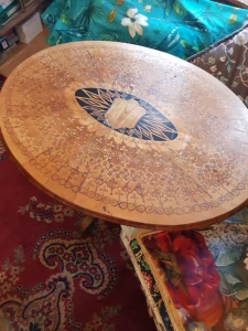 Oválný intarzovaný stolek biedermeier
