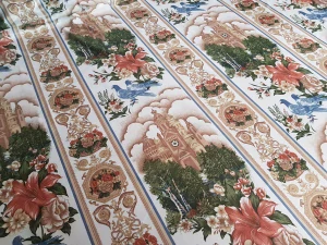 Ornamenty s květy, ptáky a architekturou v pruzích