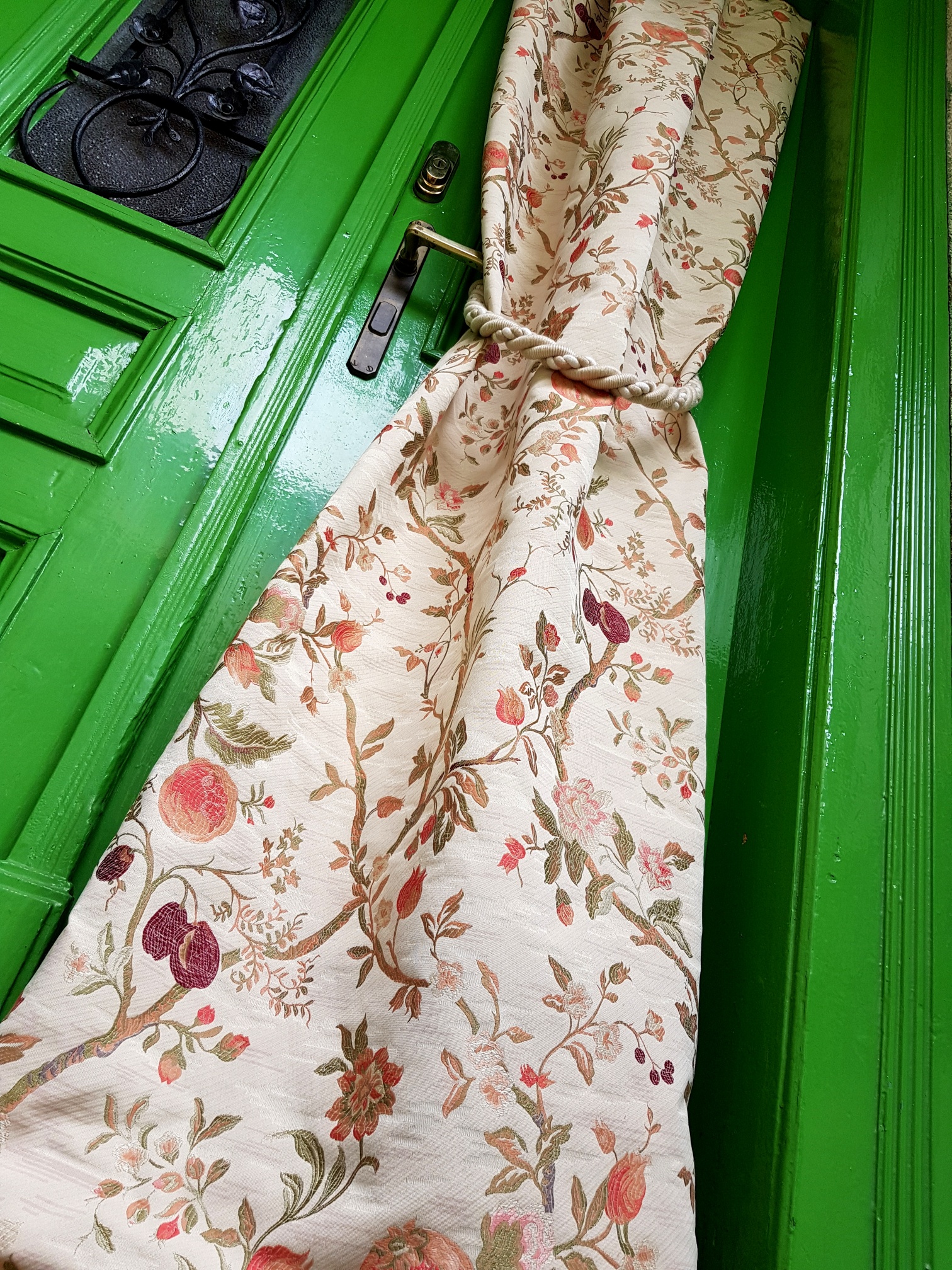 Rostliny a plody v bordó na béžové