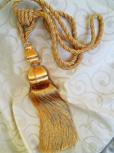 Velký zlatý úvaz na závěs