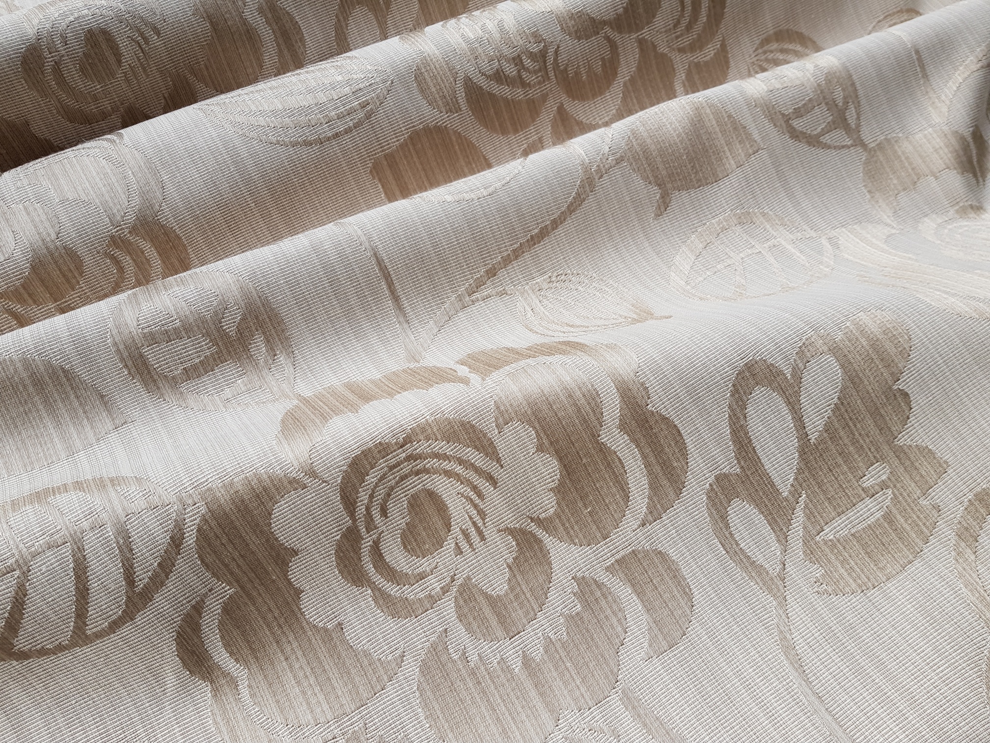 Tkané květy v béžové