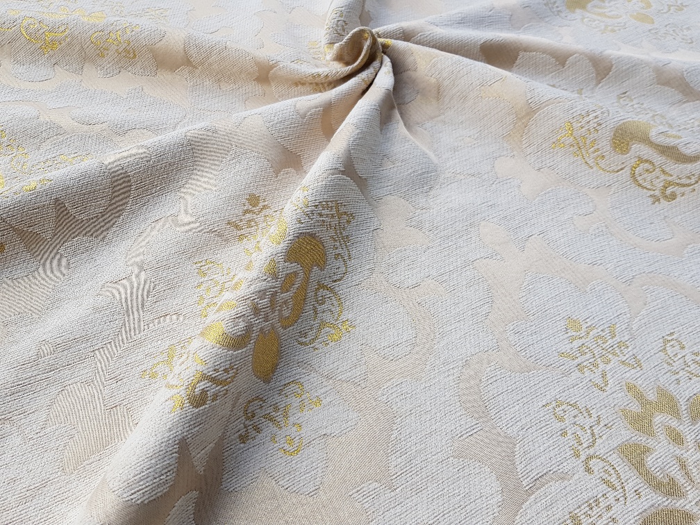 Florální motiv ve zlatavé