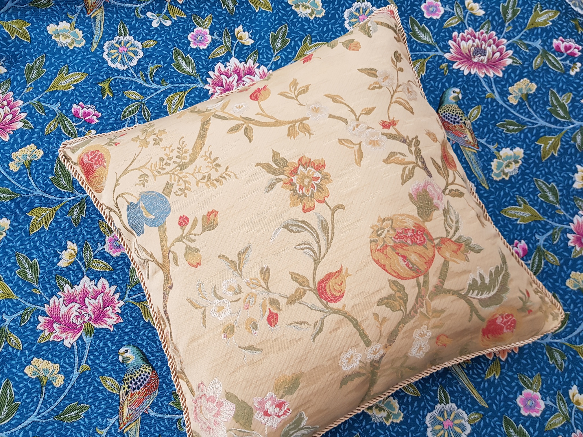 Tkané květy a plody ve starozlaté