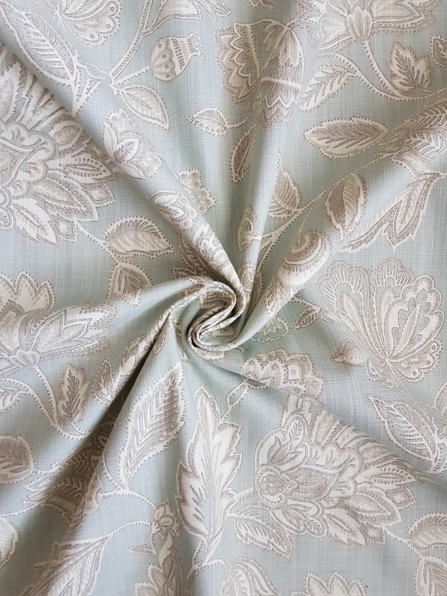 Roztodivné květy na šedomodré