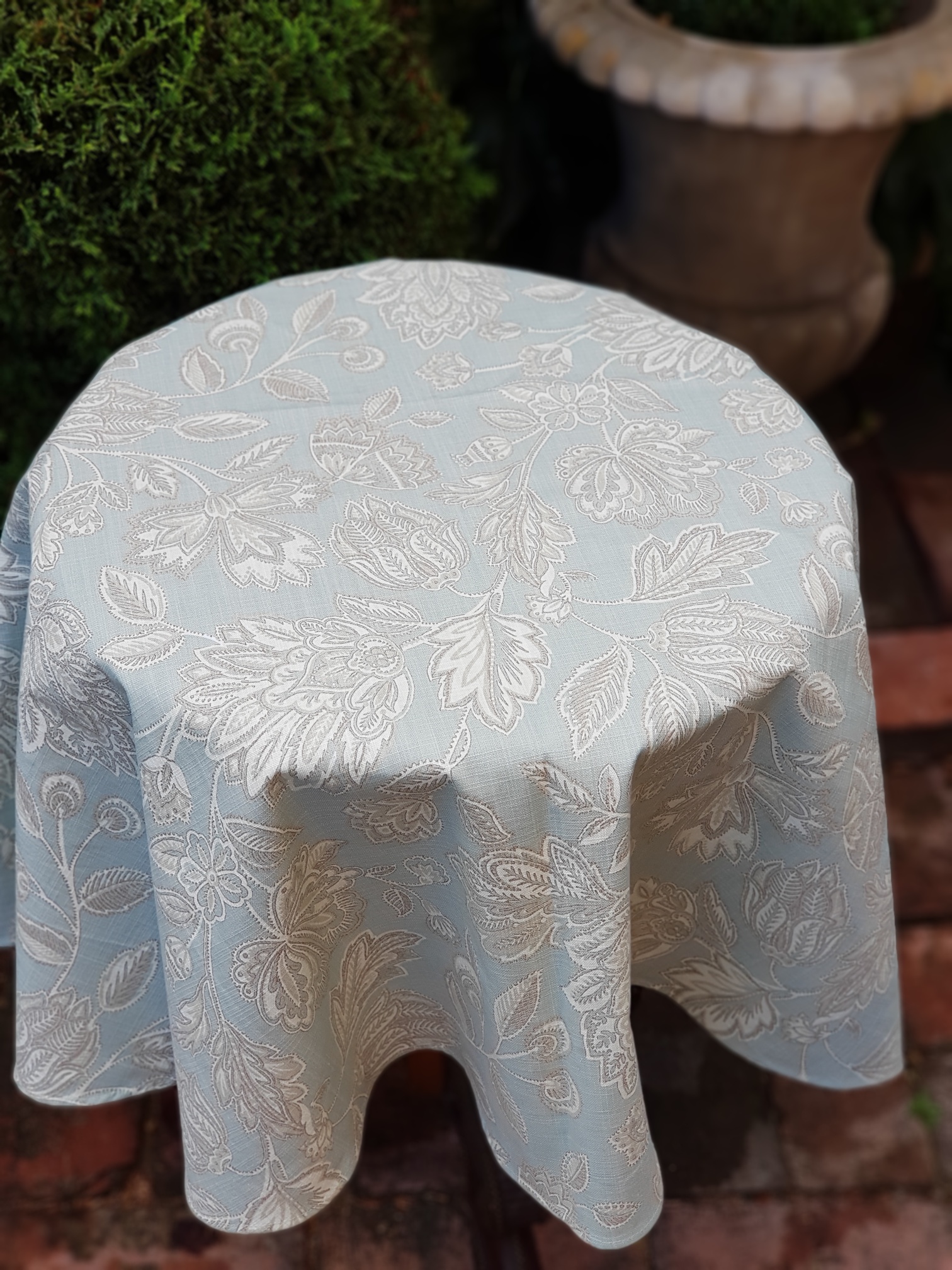 Roztodivné květy na šedomodré