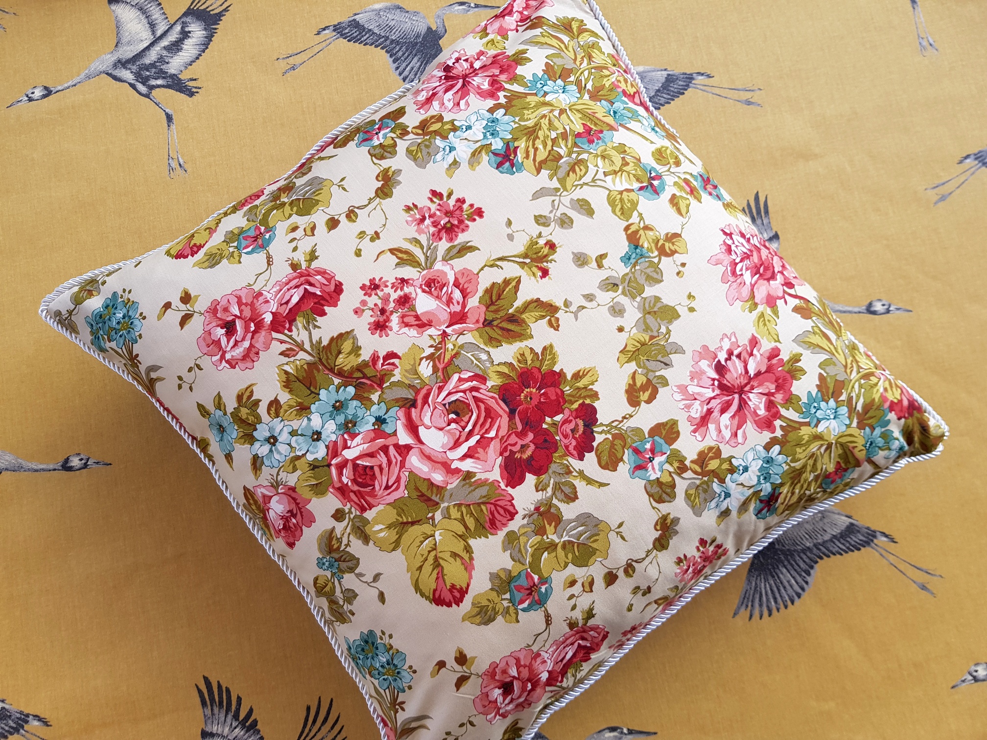 Letní květy ve smetanové