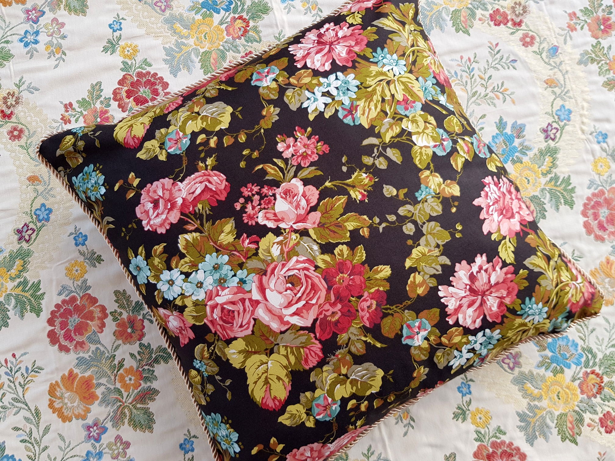 Letní květy v černé