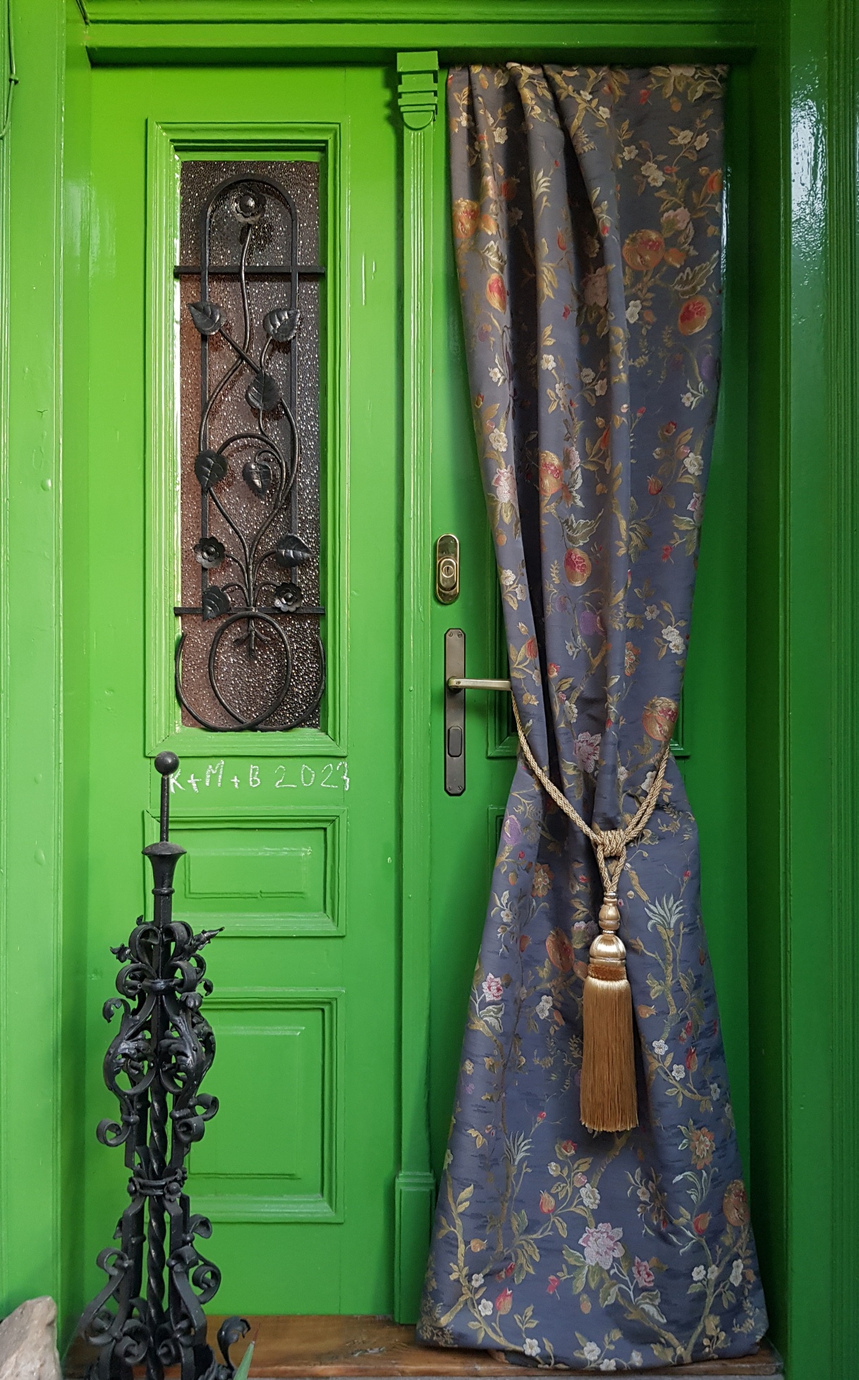 Rostliny a plody na šedé