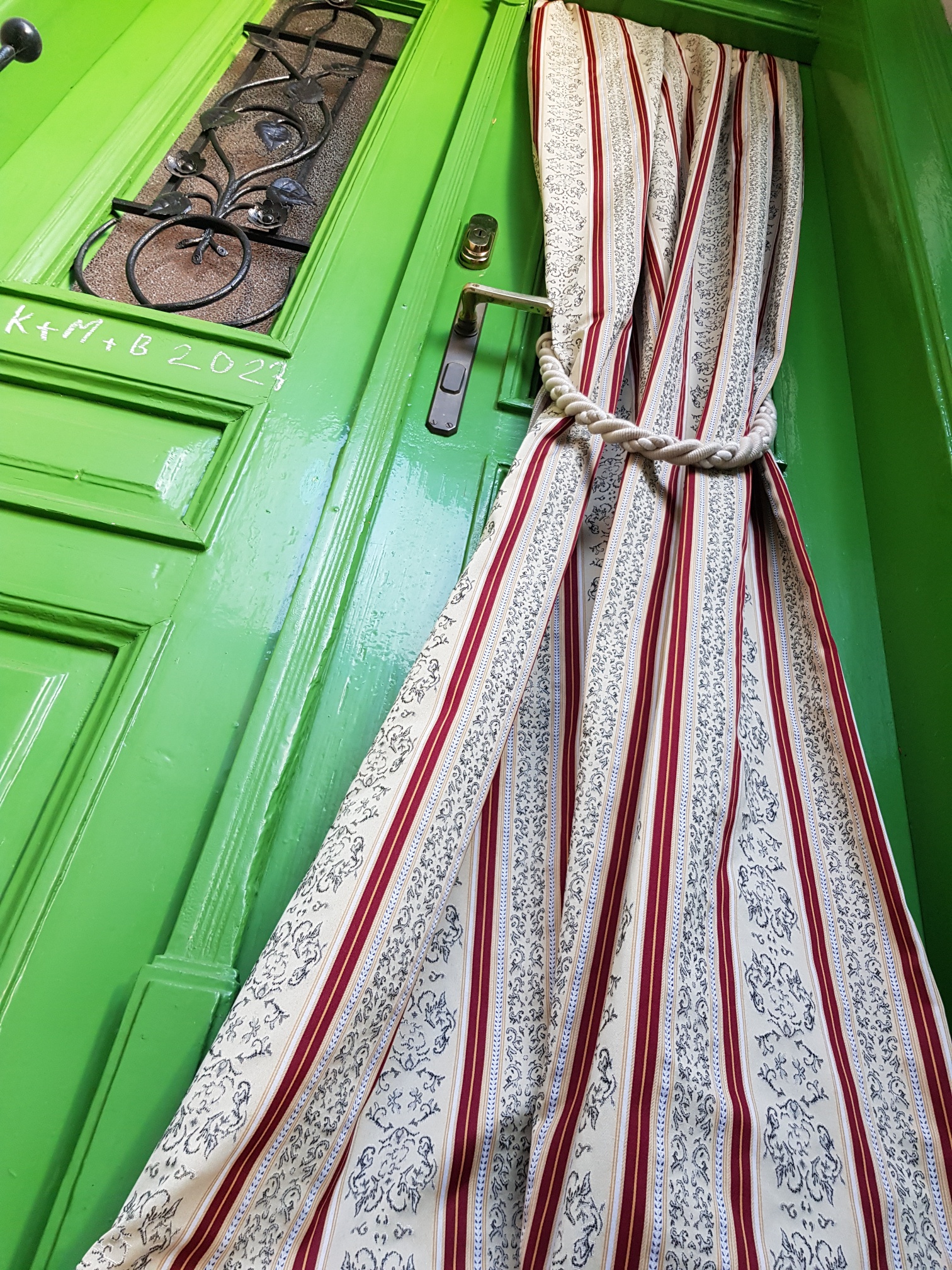 Béžové a červené pruhy