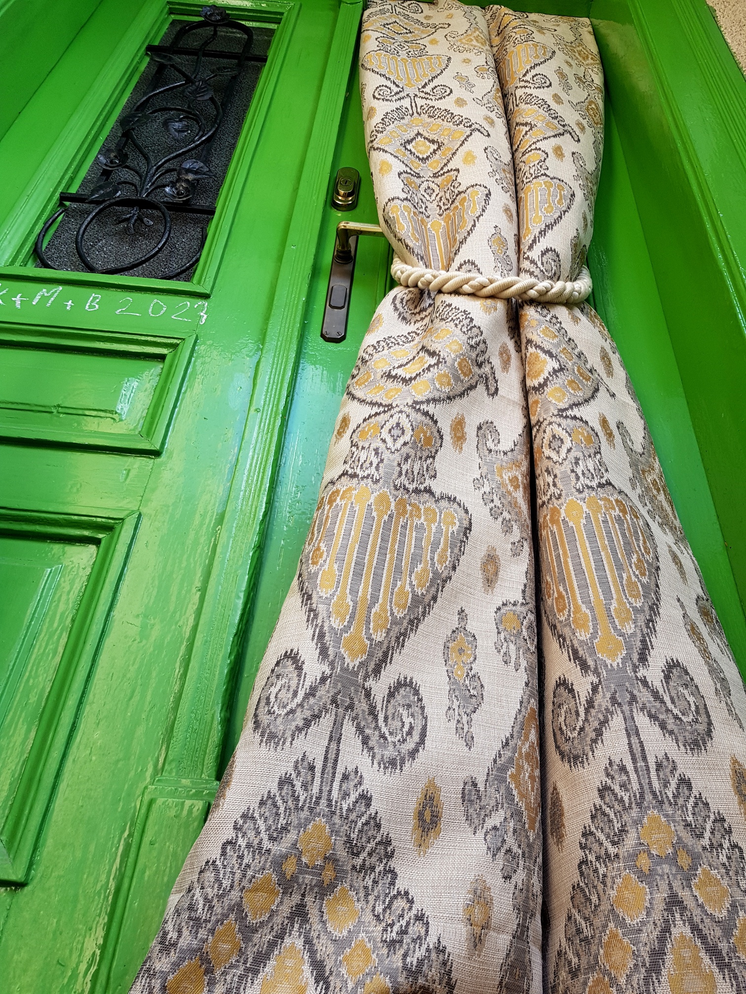 Okrové ornamenty na šedorežné