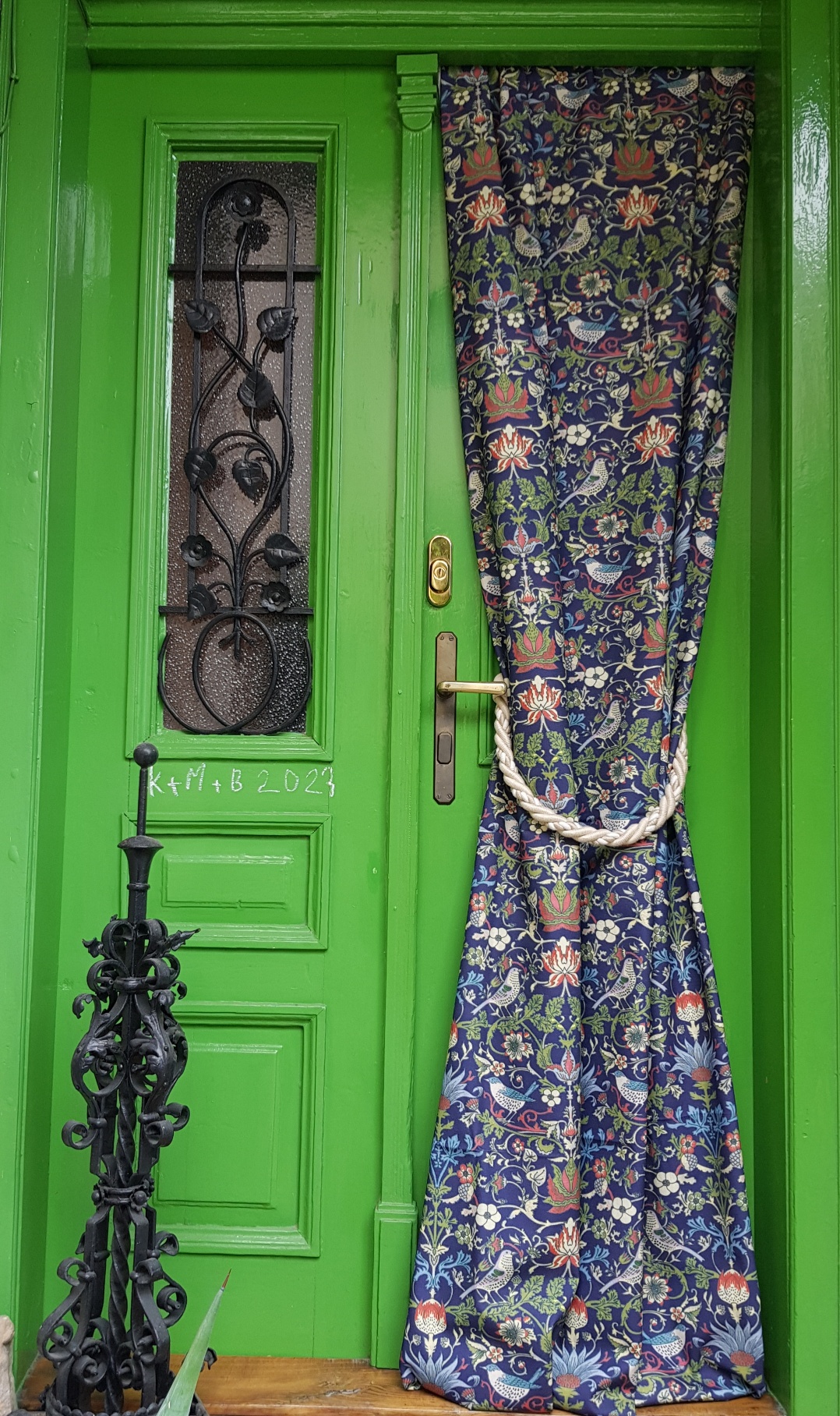 Květy a ptáci ve florální secesi na modré