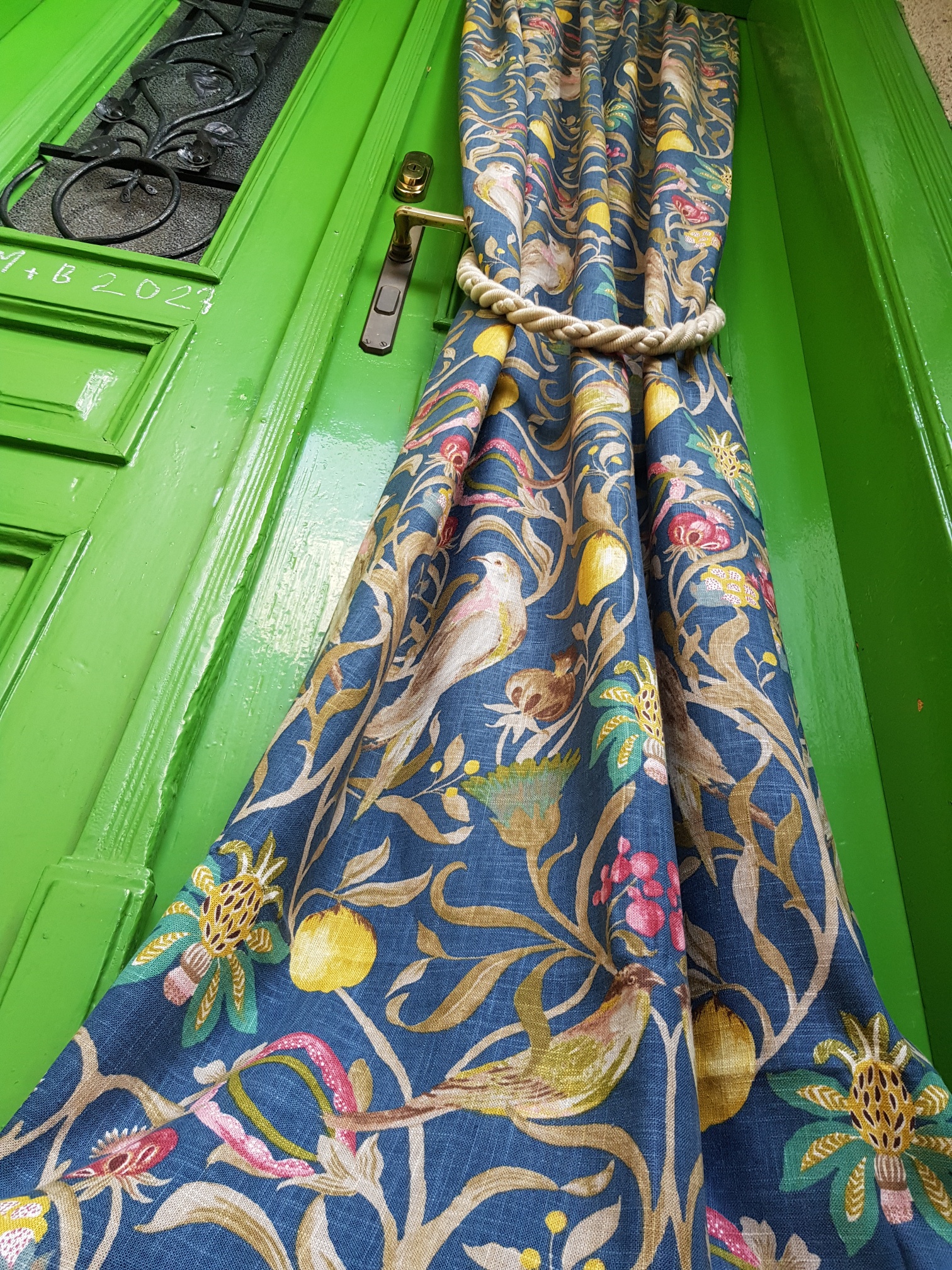 Plody a ptáci ve florální secesi na modré