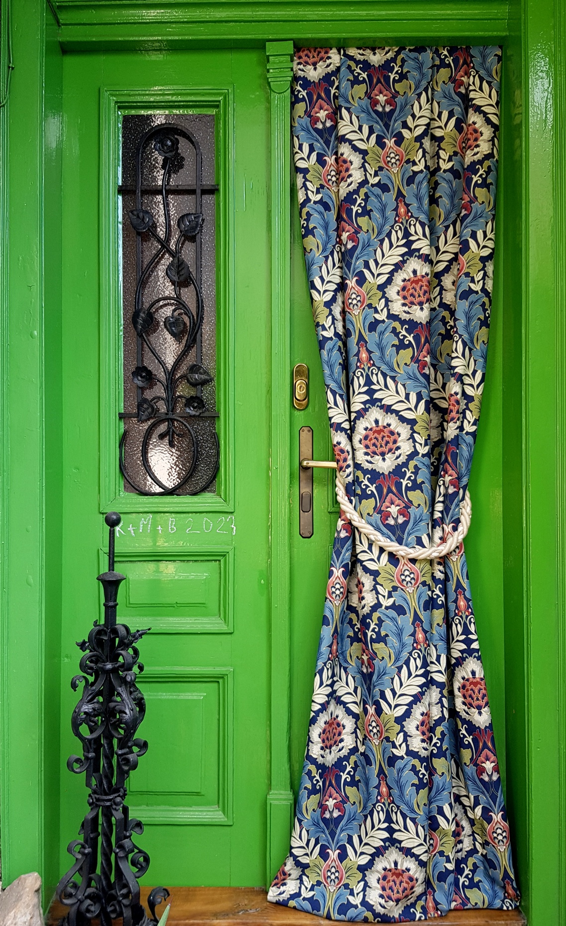 Florální ornament v secesním stylu