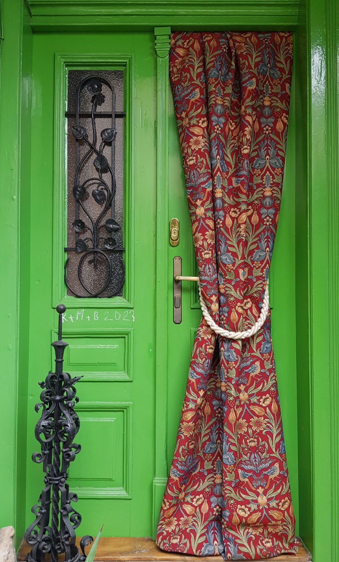 Plody a ptáci ve florální secesi na malinové červené