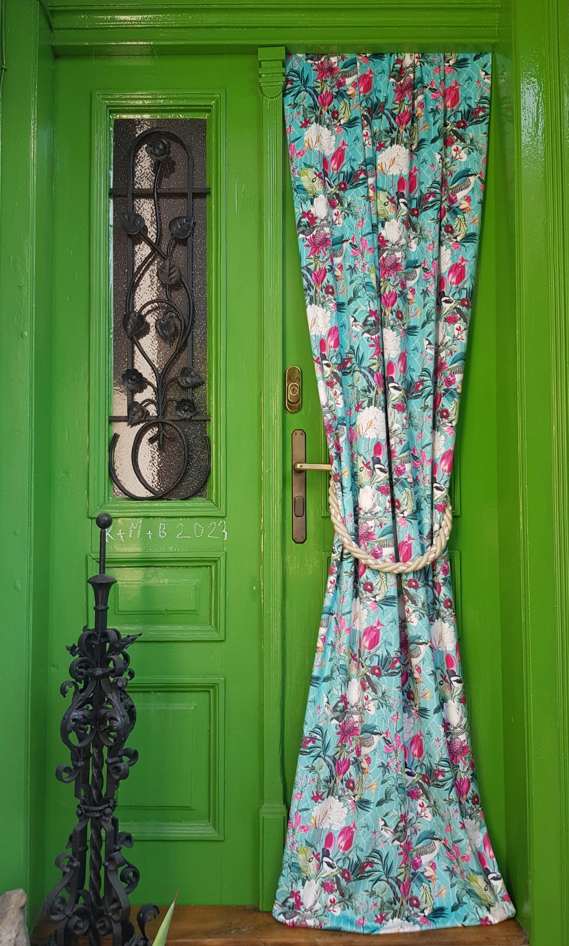 Ptáčci a květy v azurové modré