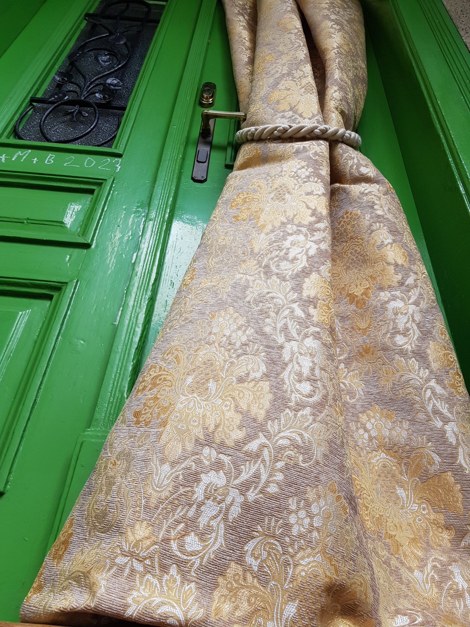 Ornamenty ve zlatavé