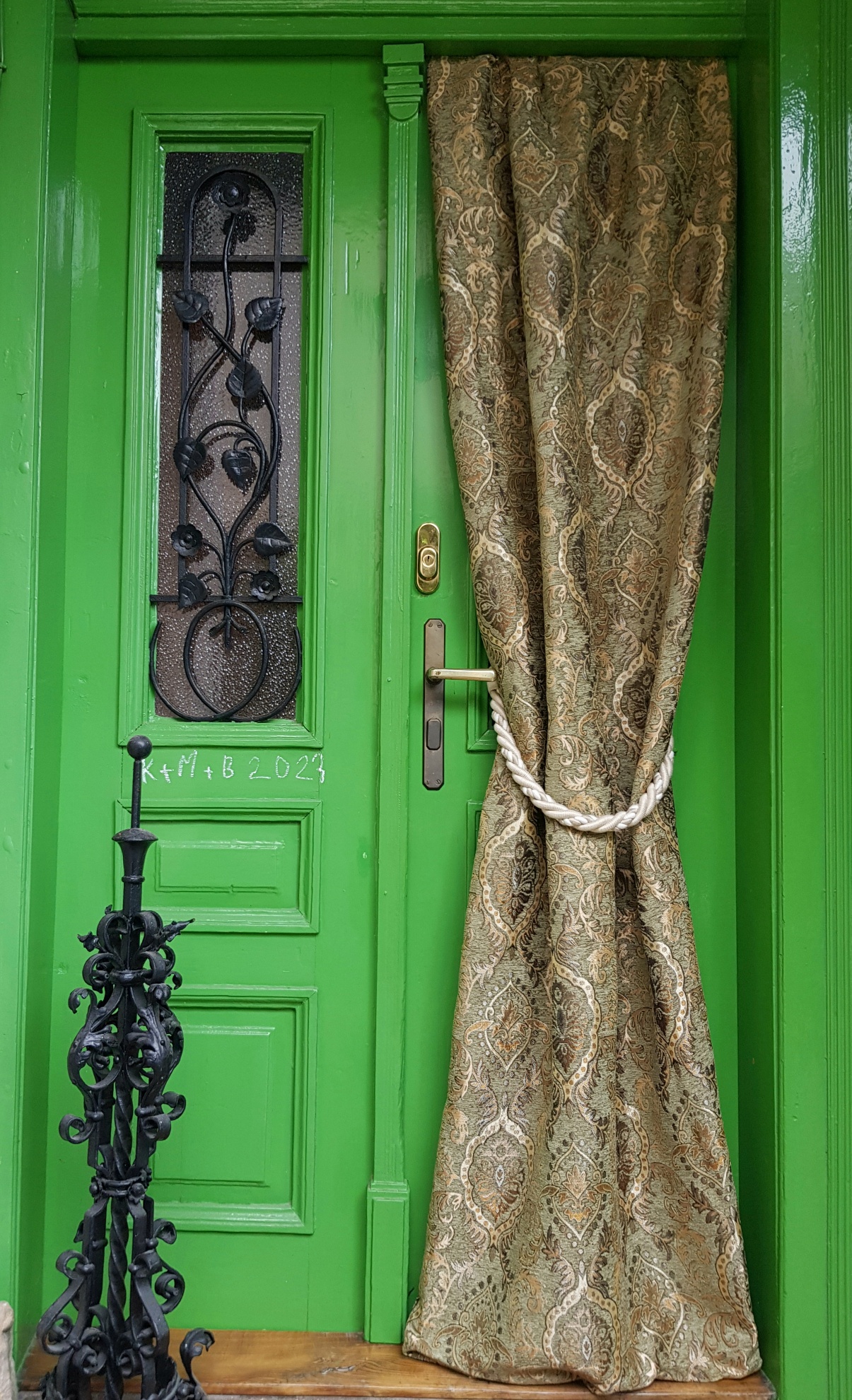 Starozlaté ornamenty v šedozelené