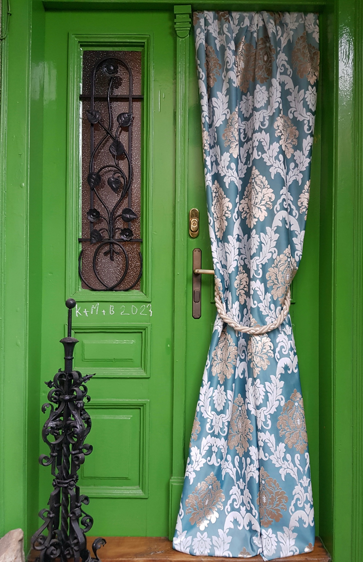 Damaškové motivy ve zlaté a bílé