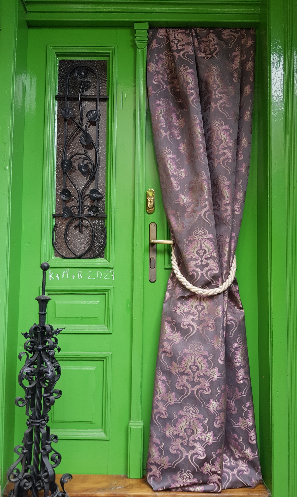 Fialovo zlatavé ornamenty na šedé