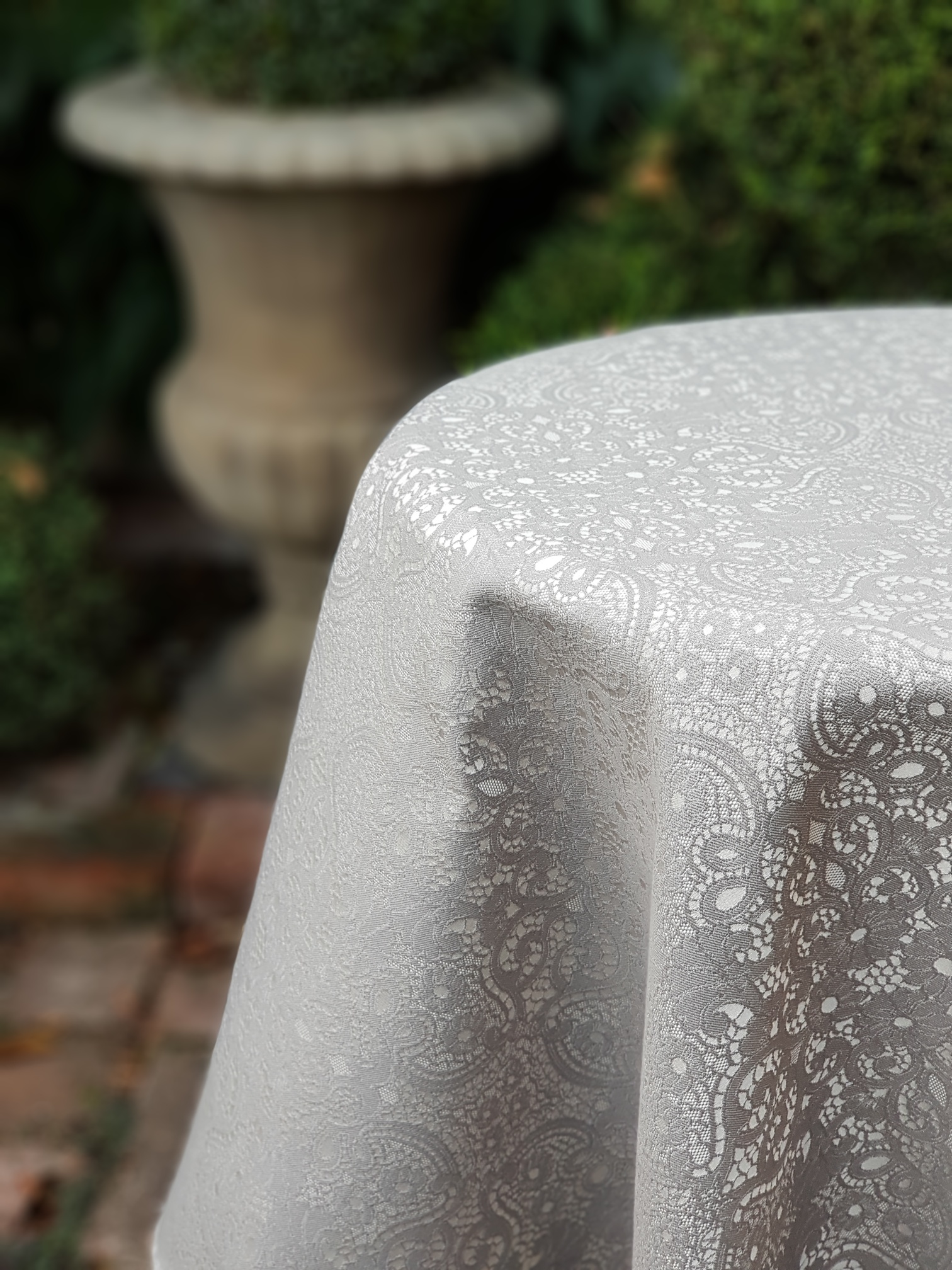 Krajka v romantické šedé