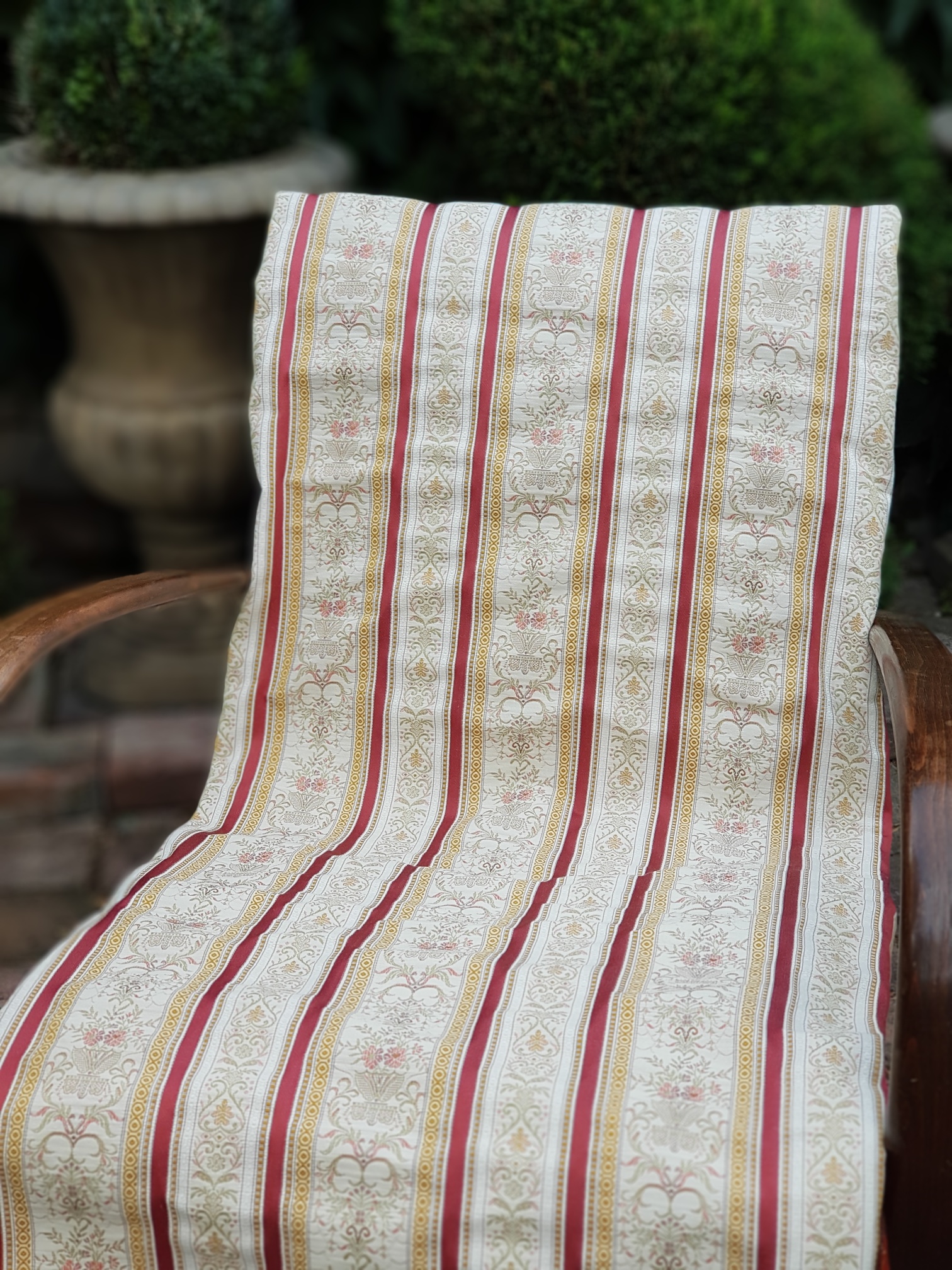 Tkané pruhy a ornamenty v cihlové