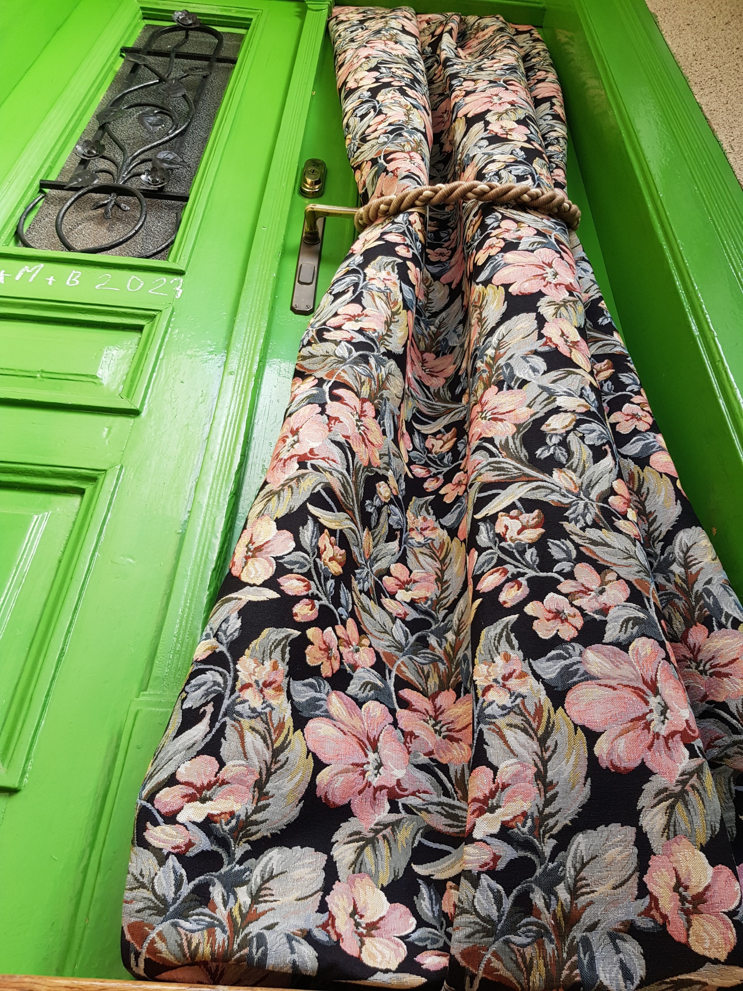 Květinová harmonie na černé