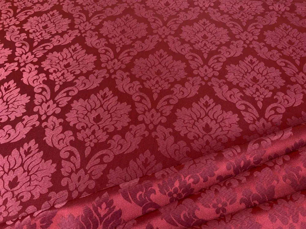 Damaškové motivy v burgundy