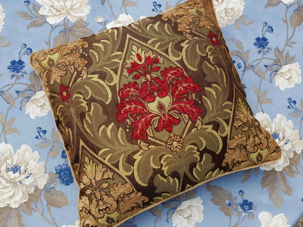 Ornamenty ve zlaté a rudé na hnědé