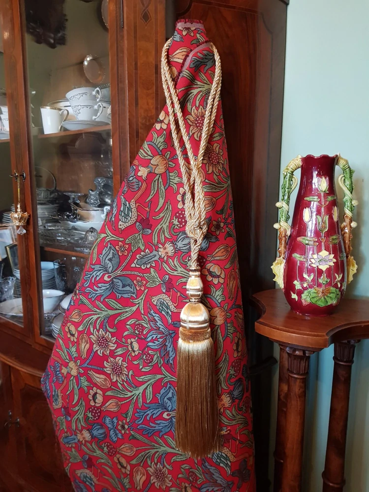 Plody a ptáci ve florální secesi na syté červené