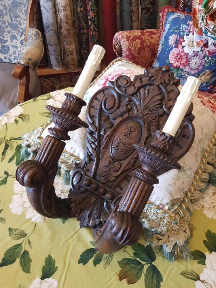 Velká vyřezávaná svítidla na stěnu