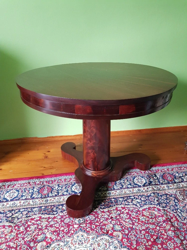Starý kulatý stolek s ozdobnou nohou